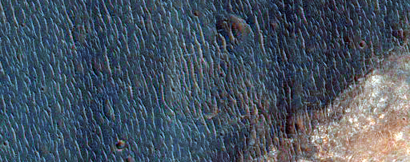 Componenti del terreno di colore chiaro lungo le pianure ad ovest di Eos Chasma