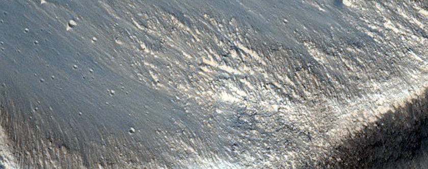 Las fallas expuestas en el pared de Corprates Chasma