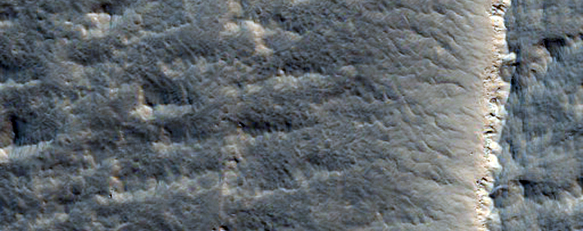 Graben in Eastern Olympus Mons