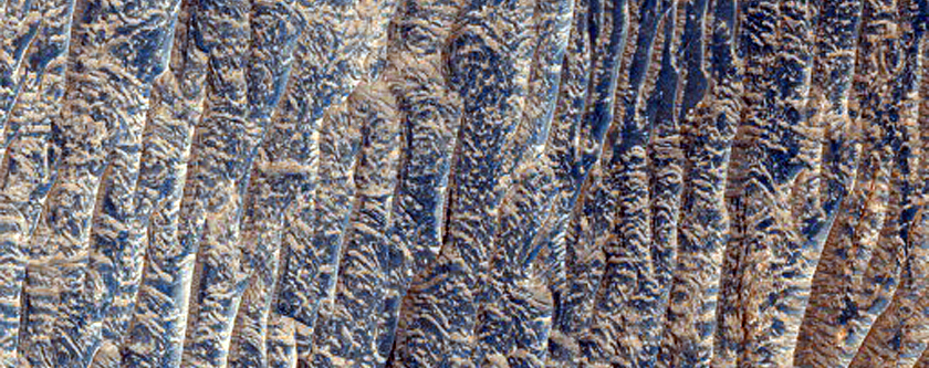 Camadas Preenchendo Crateras em Schiaparelli
