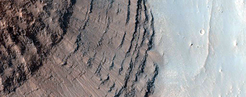 Collina stratificata nella Candor Chasma orientale