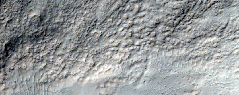 Camadas Coloridas em Paredes de uma Cratera No-Nomeada