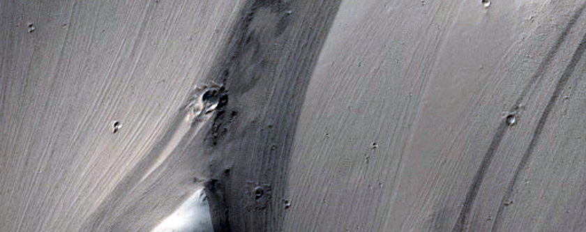Split Slope Streak in Unnamed Arabia Terra Crater