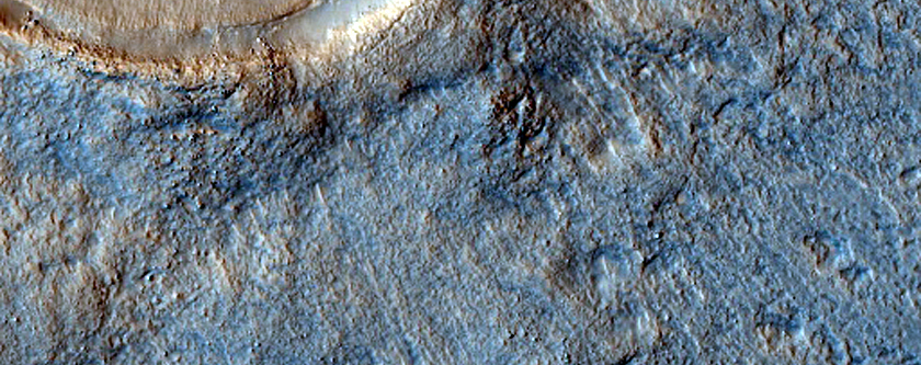 Cratere tra le Deuteronilus Mensae