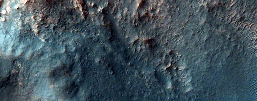 Непокровная особенность центрального поднятия в безымянном кратере