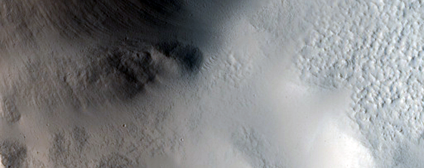 Окольцовывающий вал и выброс из безымянного кратера