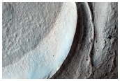Ravinas e Material lobulado em uma cratera no Nereidum Montes