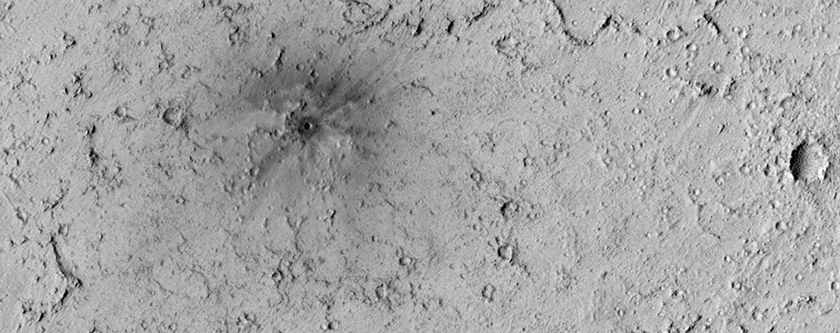Un giovane cratere da impatto in dissolvenza