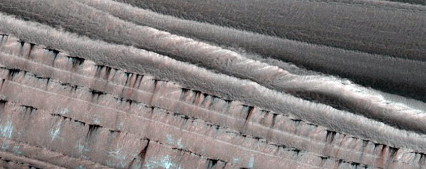 Possible Powder Avalanches in North Polar Scarp