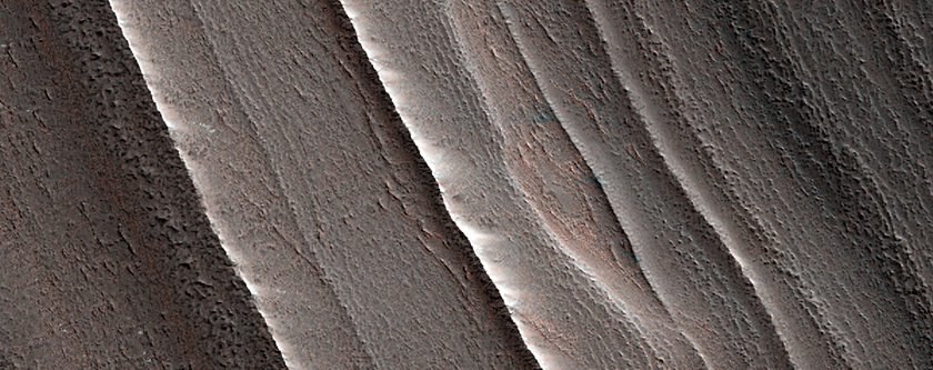 Possible Powder Avalanches in North Polar Scarp