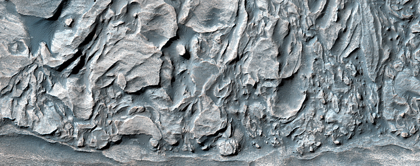 Stratificazioni deformate nella Melas Chasma, nel centro della Valles Marineris