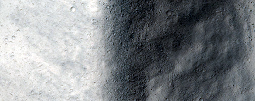 Craters and Flows on Lunae Planum and in Maja Valles
