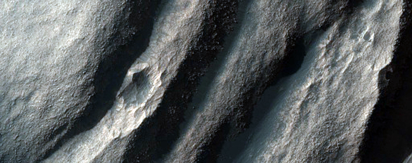 Dikes Near Possible Sulfate Mound in Juventae Chasma