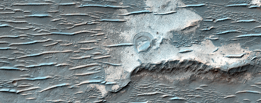 Materia candida et iugum in Holden cratere secundario