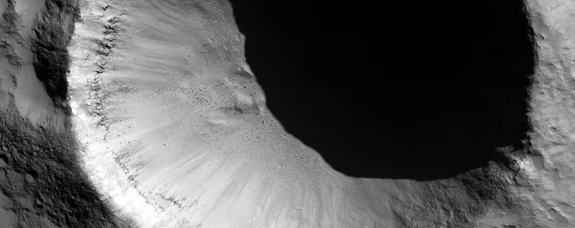 Crater bene conservatus duo chiliometra latus