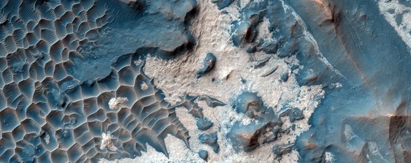 Helles Material entlang des Bodens einer Senke in Noctis Labyrinthus