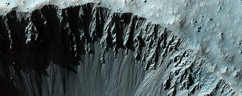 Ein Krater nördlich von Coprates Chasma