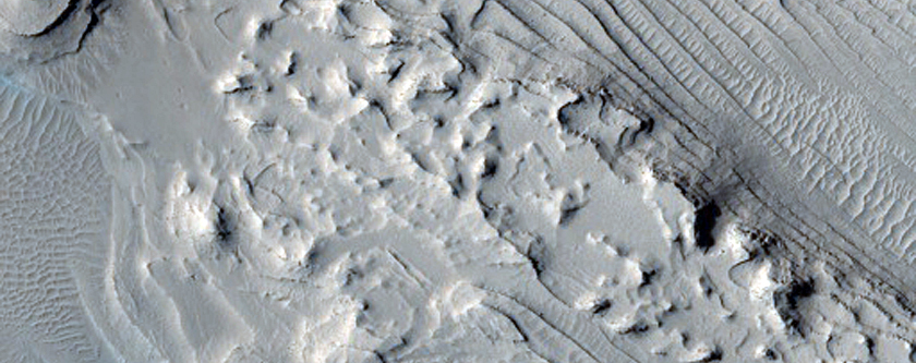 Extensive Outcrops of Rhythmic Stratigraphy in Arabia Region Crater