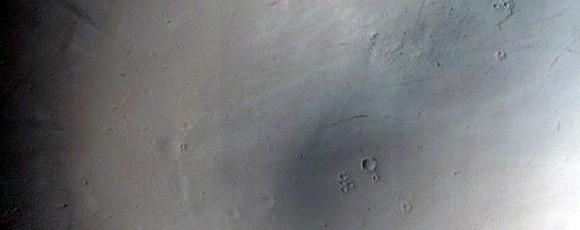 Slope Streak Intersecting Albedo Patch
