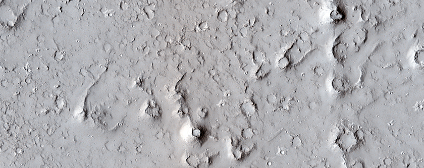 Пики с кратерами в долине Гройта