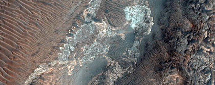Valleys and Layering in Western Melas Chasma
