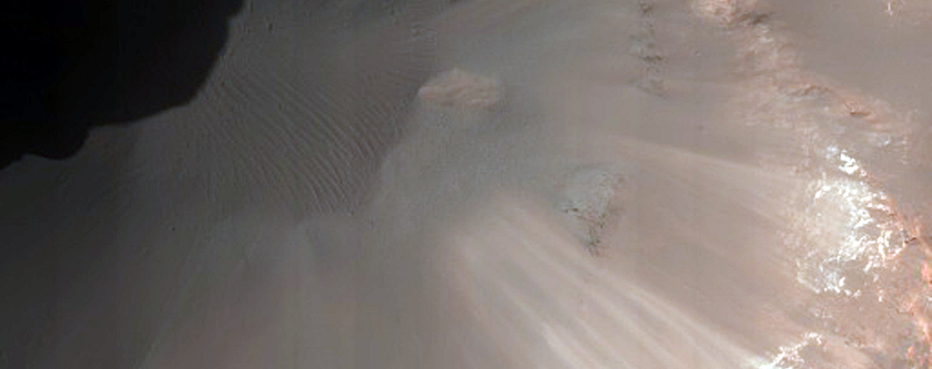 Well-Preserved 1-Kilometer Impact Crater

