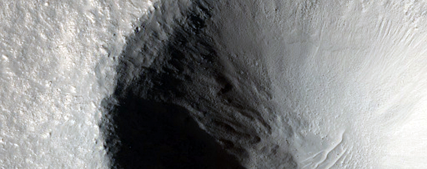 Well-Preserved 1-Kilometer Impact Crater

