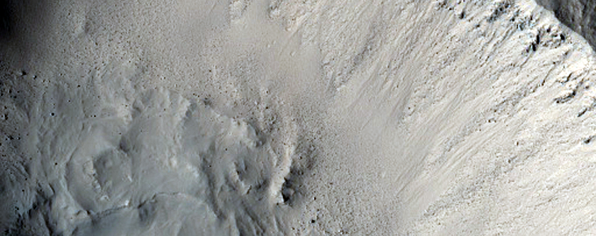 Crater recens saxosusque in Regione Isidis