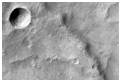 Cratera de impacto muito recente e cume em Hesperia Planum