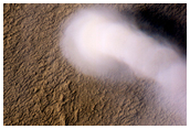 Ein Monster-Staubteufel streift über die Marslandschaft