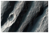 Dikes Near Possible Sulfate Mound in Juventae Chasma