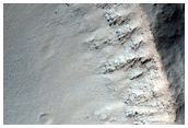 Bene conservatus crater ictu factus tria chiliometra latus in Sinai Planum