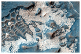 Helles Material entlang des Bodens einer Senke in Noctis Labyrinthus