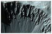 Ein Krater nördlich von Coprates Chasma