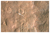Uzay aracı Curiosity’nin bıraktığı izler ve iniş aşamasında kullanılan araçların enkazı