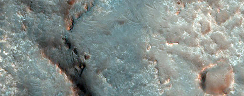 Heldere rotsen met gehydrateerd silicium in Tyrrhena Terra