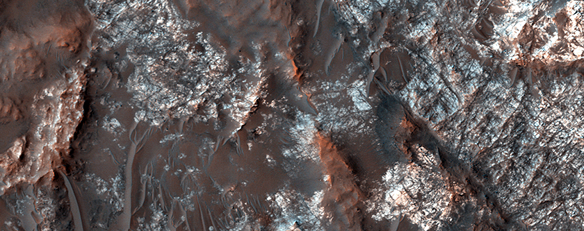 Barwne podłoże skalne na dnie krateru impaktowego