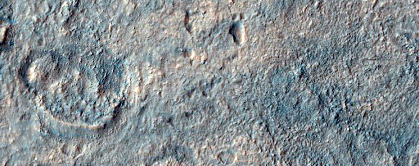 Relif ten zuidoosten van een richel in de Tivat krater
