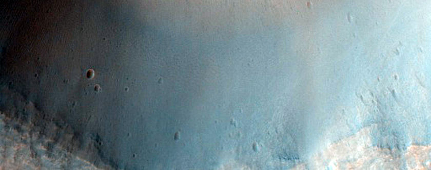 Hadriaca Patera’nın uç kısmındaki bir krater