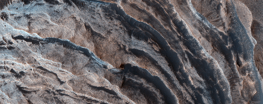 Melas Chasma’daki açık tonlu katmanların ve yan kayaçların dokanağı