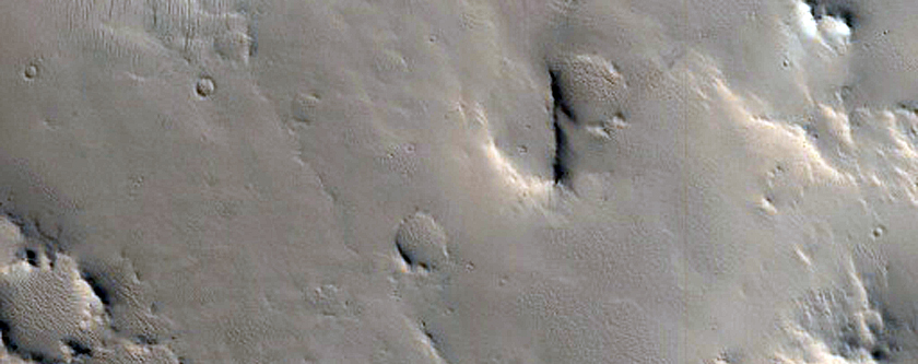 Orcus Patera’nın batısındaki iyi korunmuş, 16 kilometrelik çarpma krateri