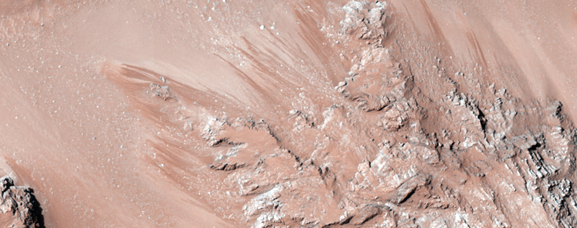 Flujos de ladera activos en las colinas centrales del Cráter Hale