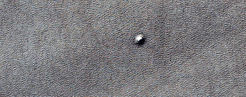Parvus crater in stratis ad axem australem depositis