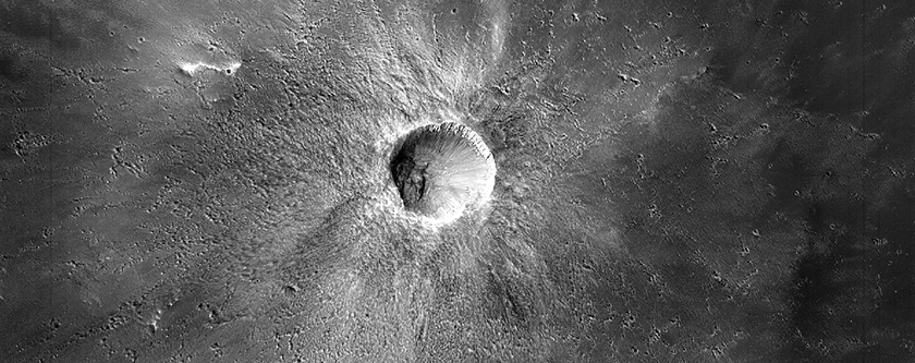 Маленький, недавно появившийся кратер