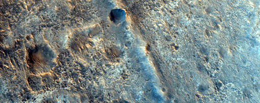 Kronkelende richel en kanaal aan noordoostelijke zijde van de Gale krater