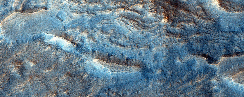 Kraterheuvels in de ejecta van Deuteronlus Mensae