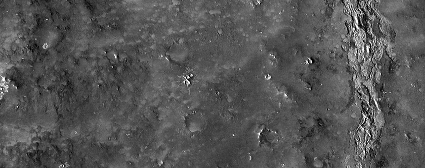 Kronkelende bergkam en trogsysteem ten zuidwesten van de Capen Krater