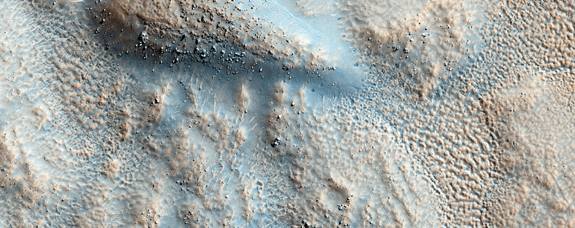 Hałdy wyrzuconego materiału na skraju krateru