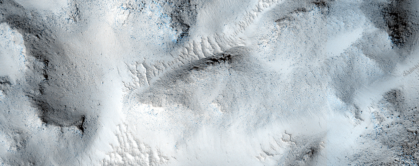 Valles in ora Crateris Adams