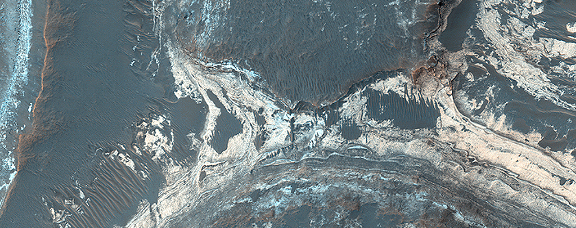 Hellas Basin yakınlarındaki renkli sedimentler